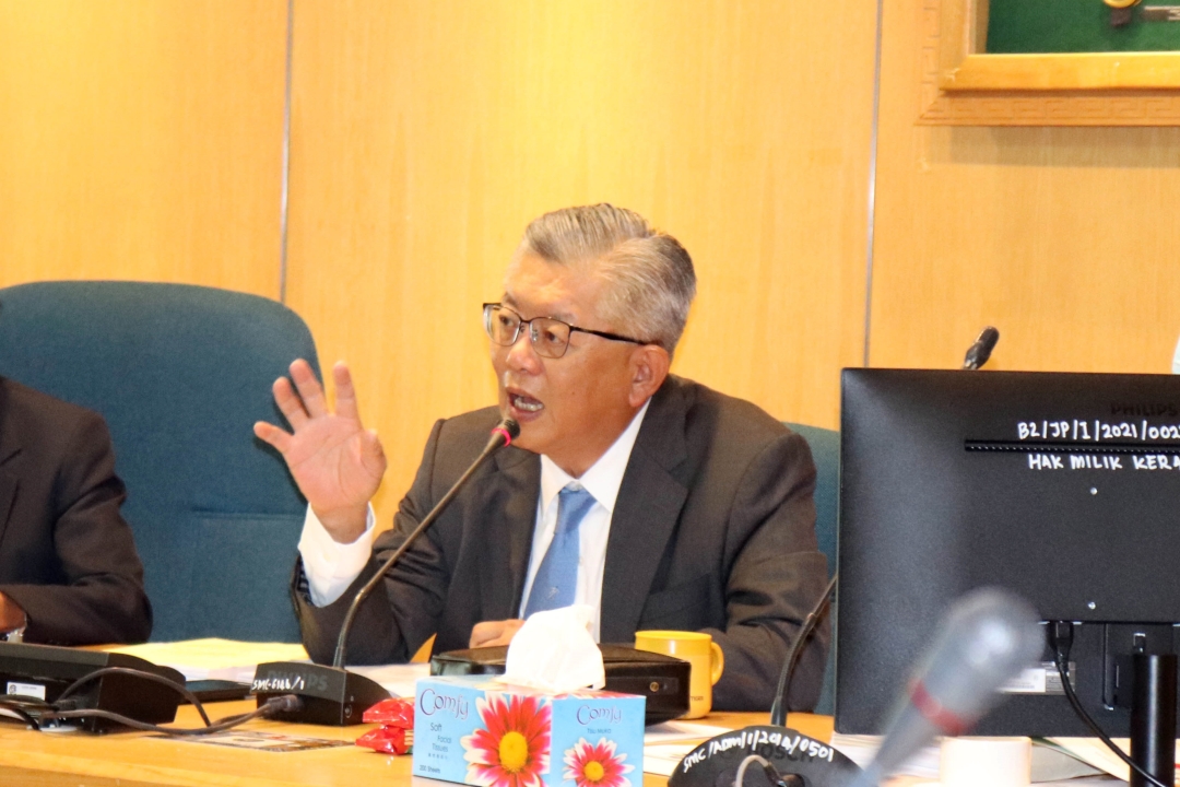 SMC chairman Clarence Ting stresses a point during the meeting.
