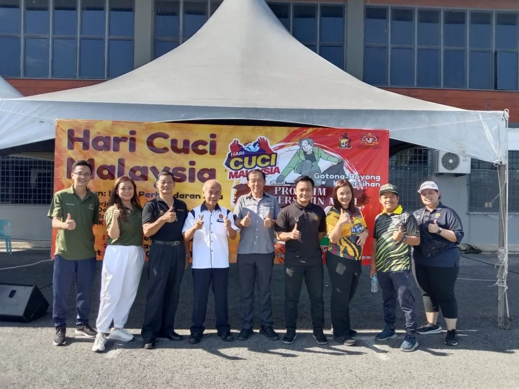 Kapitan So (fourth left), Tiang (centre) with the organising committees gesturing thumbs-up for the event.