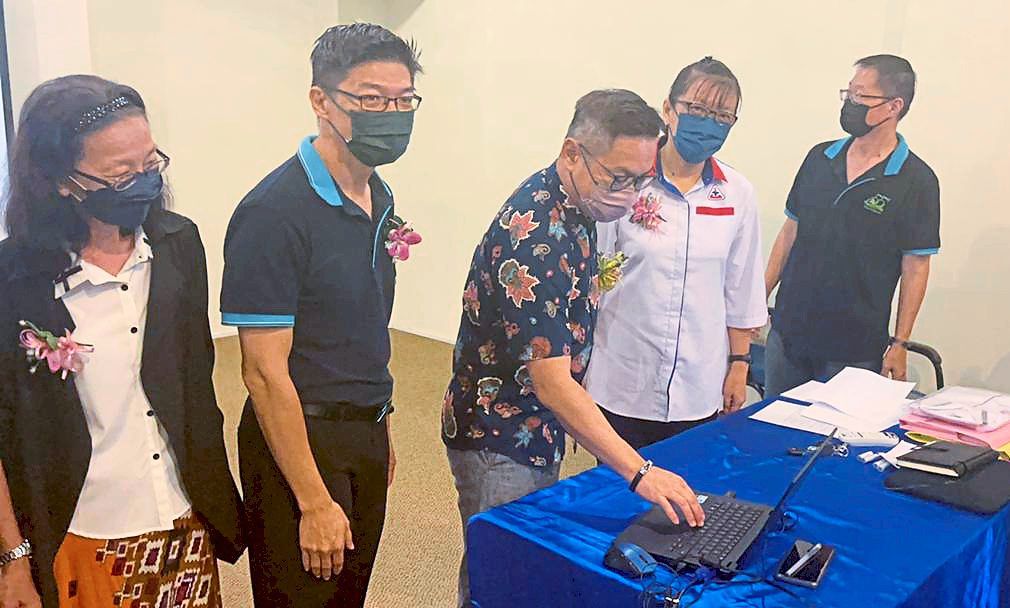 Tiang (centre) launching the STU seminar in Sibu.