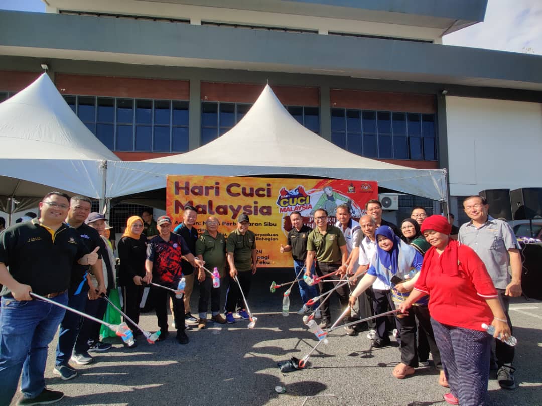 Wee (ninth left) and Izkandar (10th left) in a group photo with the others during the Malaysia Clean Up day event.