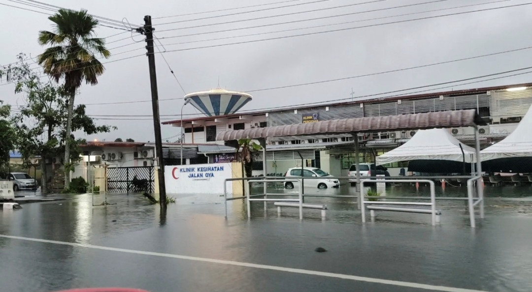 Certain portions of Jalan Oya Health Clinic inundated following the heavy downpours. – Photo by Peter Boon