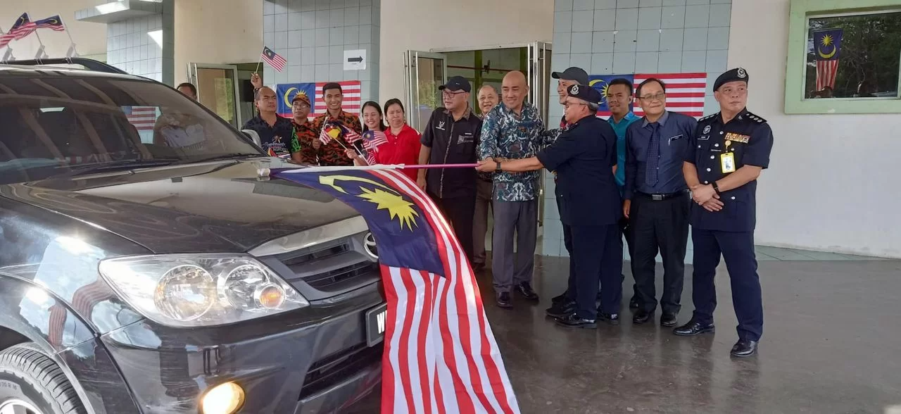 Edwin (4th right) flag off the Kembara Merdeka Jalur Gemilang Convoy to Sibu. (Photo credit: UKAS)