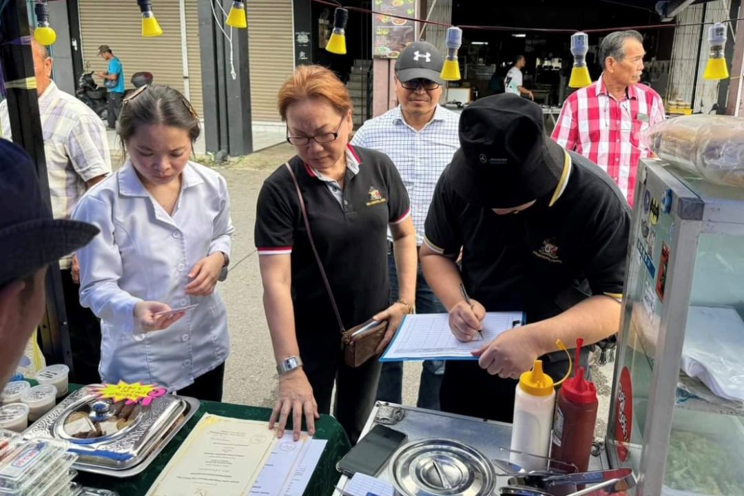 Izkandar (second right, back) together with SMC Public Health and SMC Permai ward councillors inspecting a stall in Ramadan bazaar at Desa Satria. – Photo via Facebook/Mohammed Abdullah Izkandar Roseley