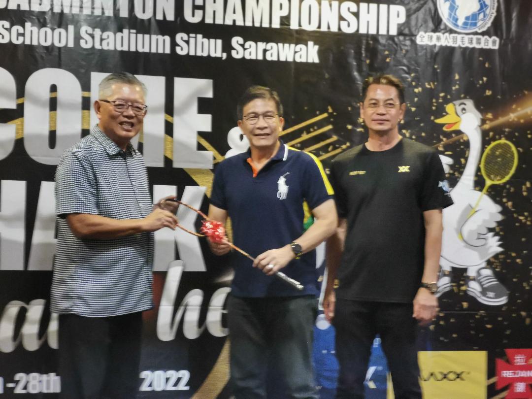 Ting (left) hands over a souvenir to Bobby Entarto Kurniawan. Looking on is Wei Ping.