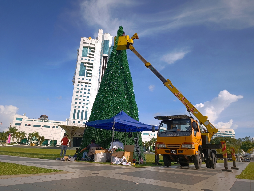 Photo taken Wednesday shows the 40-foot Christmas tree being set up at Dataran Tun Tuanku Bujang Phase 1. – Photo by Peter Boon