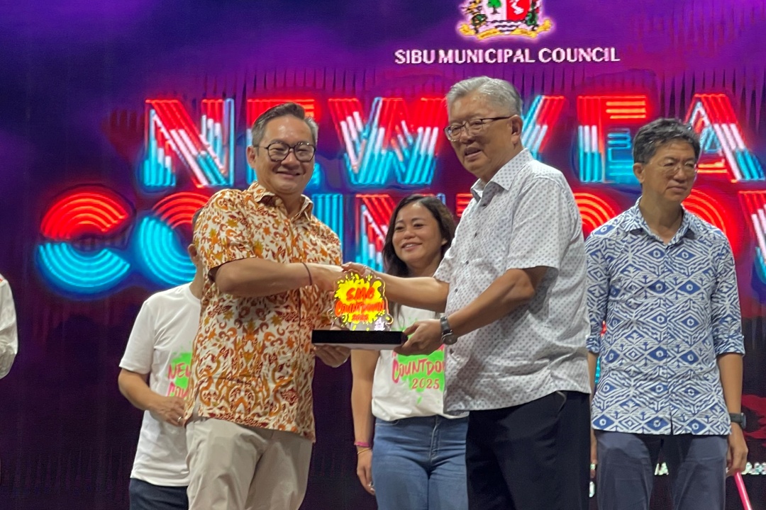 Tiang (left) receives a memento from Ting.