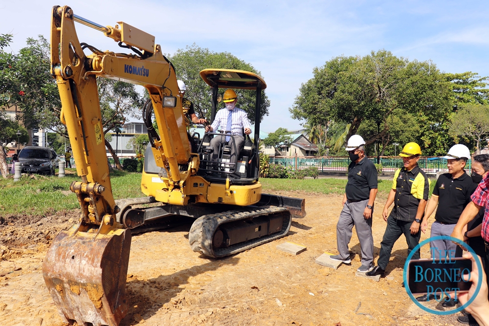 Tiang performs the groundbreaking ceremony for the new market project while (from right) Yong, Albert, Augustine and Ting look on.