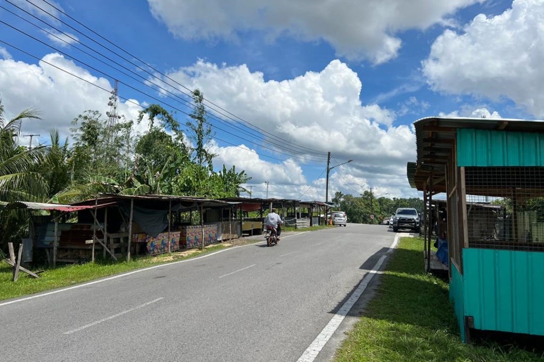 Food and drinks stalls by the roadside of Kampung Usahaja Baru.