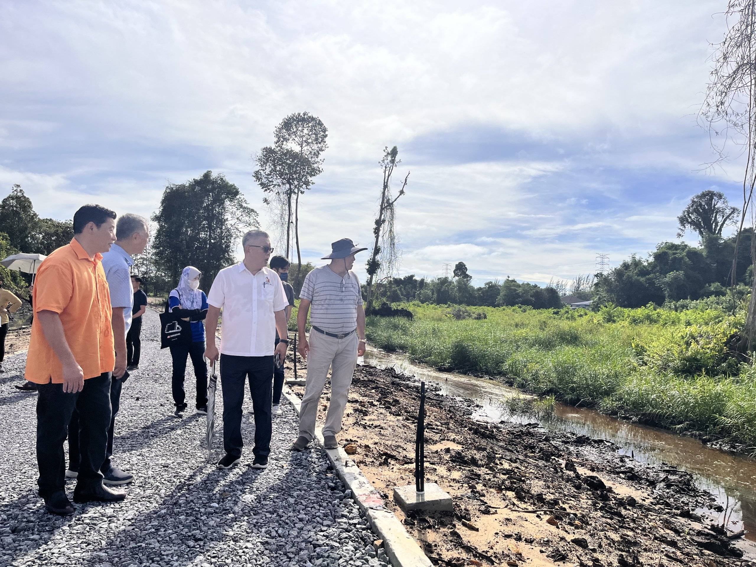 Ting (second right) inspects the first phase upgrading project at Permai Lake Park.