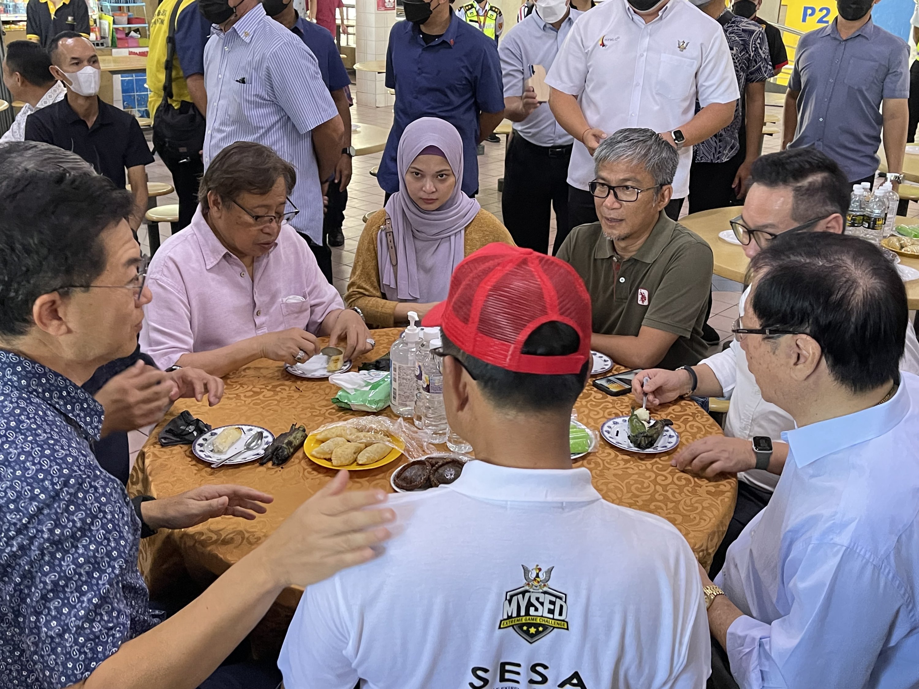 (From left clockwise) Robert, Johari, Dayang, Dr Annuar, Tiang, Vincent and Karim having breakfast at Sibu Central Market first floor.