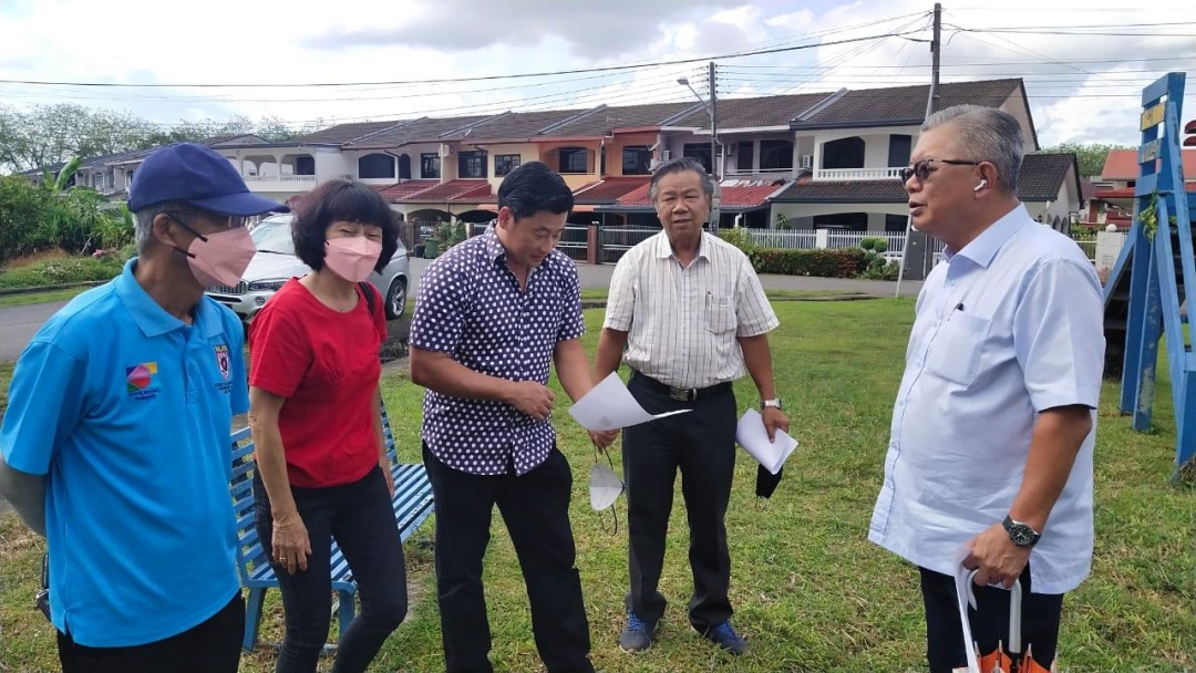 Tiong (third from left) looks into the Taman Melor project with Ting (right).