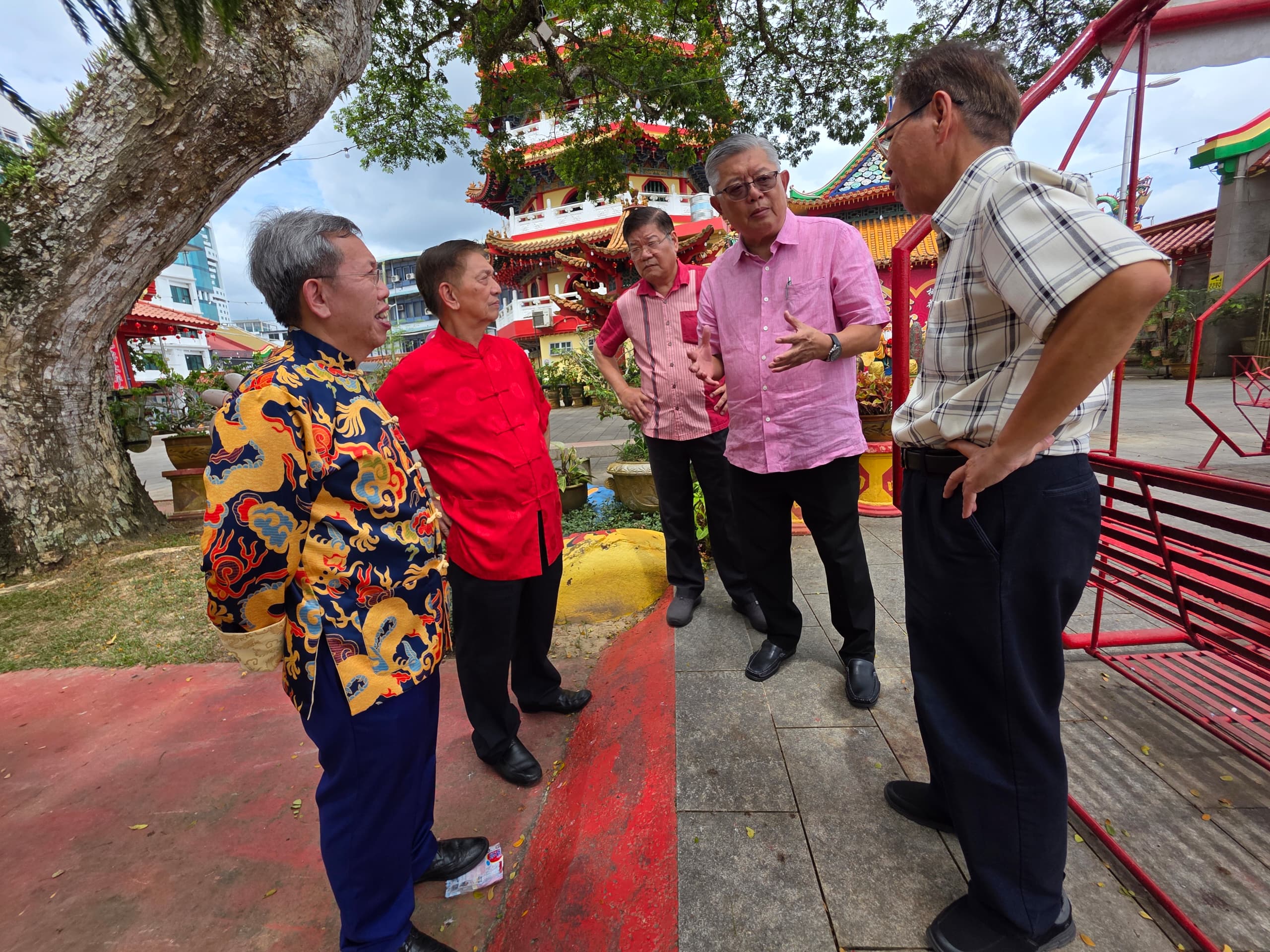 Dr Sim (left) engages in a discussion with Ting and Chiang Chuan Association members.