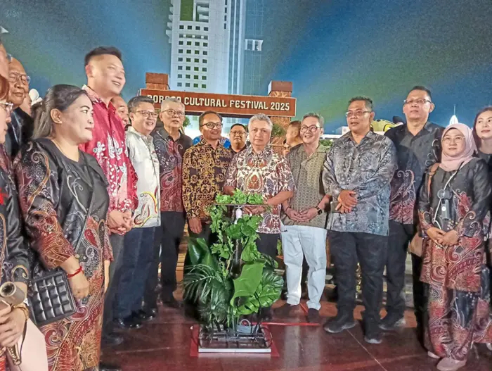 Snowdan (fifth from right) marking the launch of BCF 2025. He is flanked by (from third, left) Chieng, Ting, Mohammed Abdullah Izkandar and Tiang.