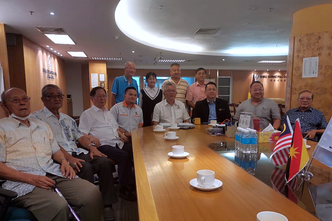 Lau (seated, third left), Ting (seated, fifth left) and members of the association pose for the camera during the courtesy call.