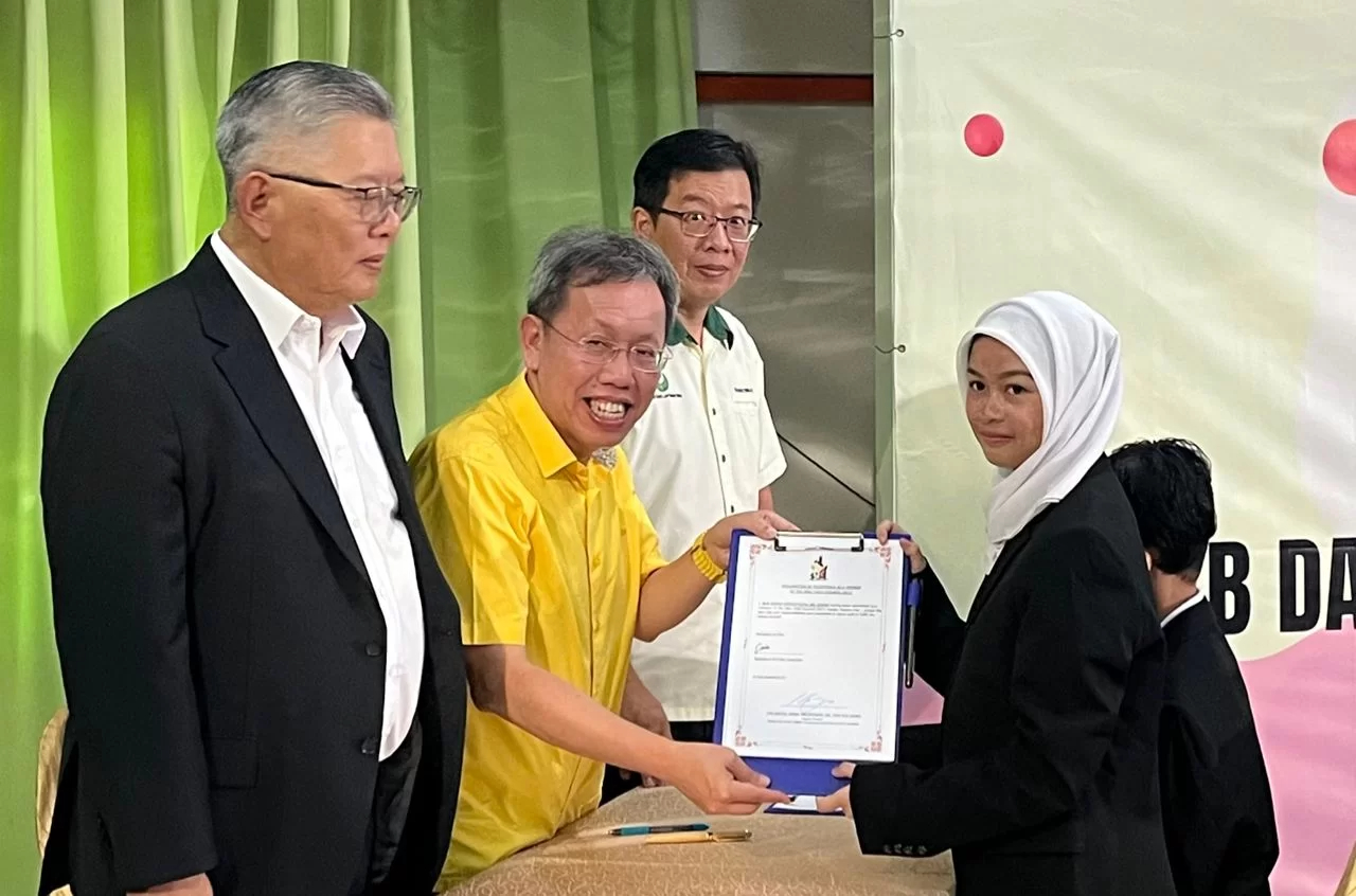 Dr Sim presents appointment letters to the newly elected child council.