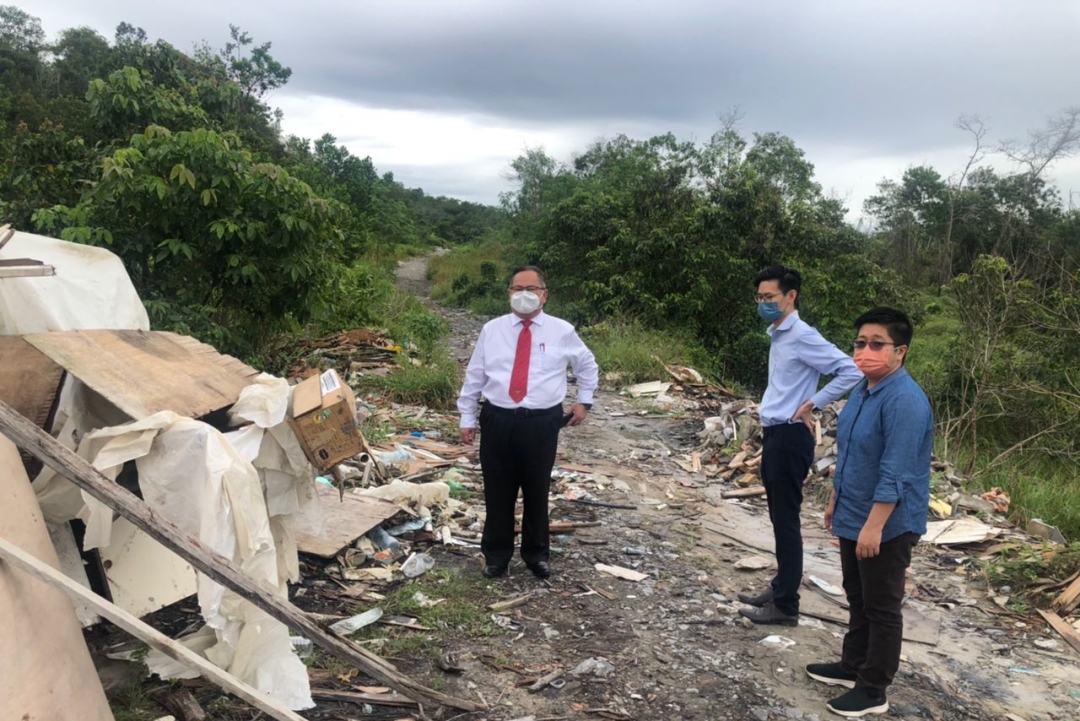 Sempurai (left) inspects the illegal dumping site. – Photo via WhatsApp/Sempurai Petrus Ngelai