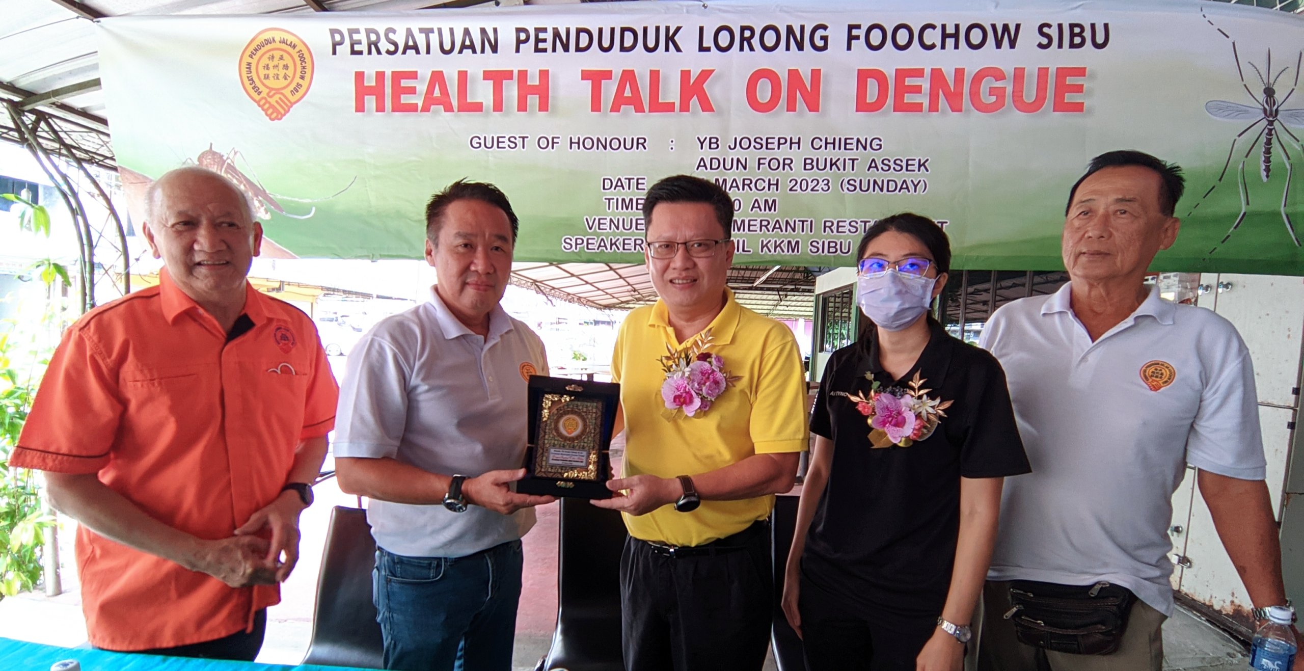 Wee (second left) presents a token of appreciation to Chieng as others look on.