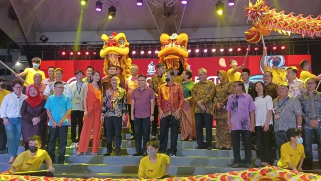 Tiang (fifth left), flanked by Chia (on his right) and Chieng officiate the opening of the Borneo Cultural Festival in Sibu.