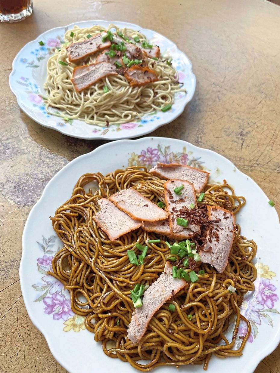 Kampua is local dish often served with meat slices. It can be eaten with or without dark soy sauce.