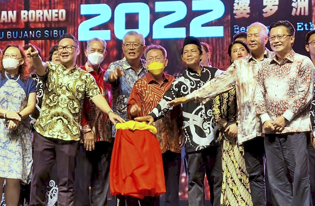 Dr Sim (centre) with Ting on his right and others launching the BCF.