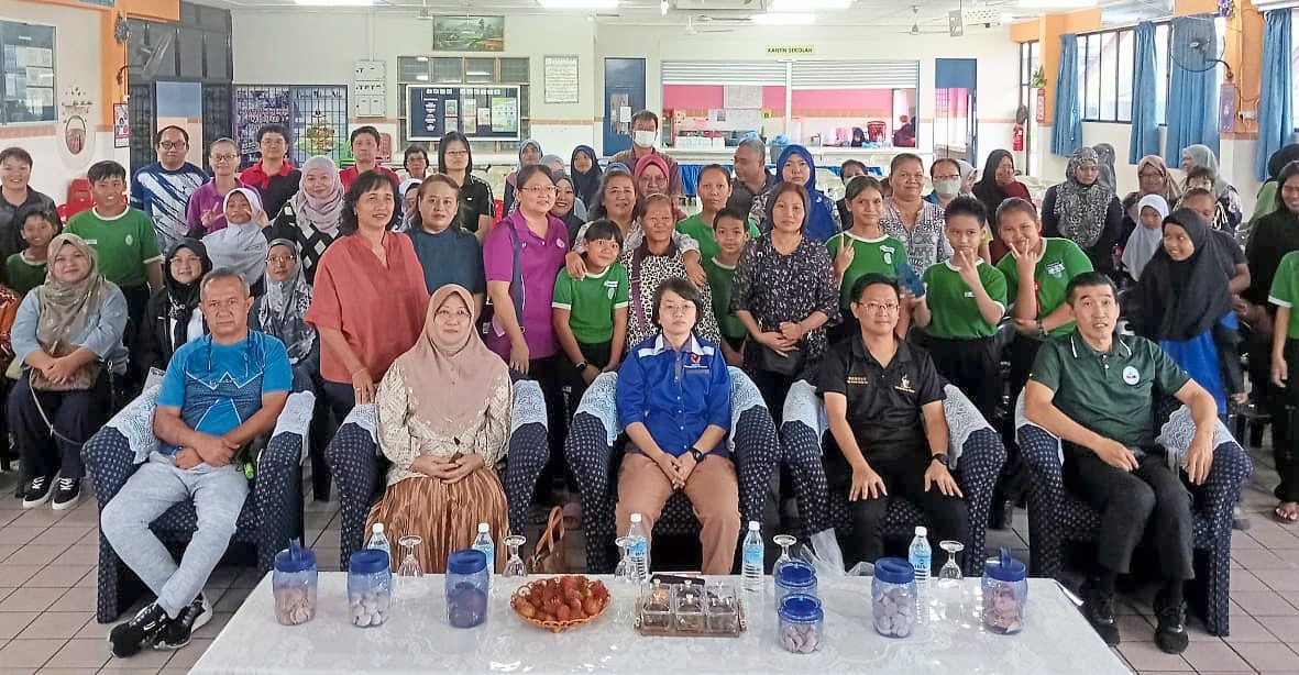 Dr Siong (seated, centre) with participants of the talk in Sibu.