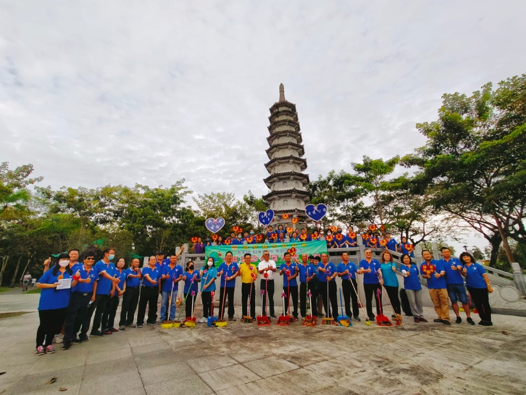 (From 13th left) Chieng, Ting and others pose for a photo at the park.