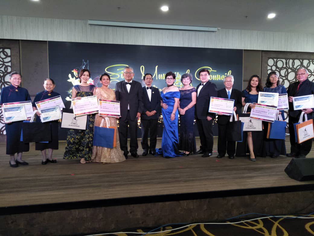 Ting (fifth left) is seen in a group photo with award recipients. – Photo by Tang Su Kwang