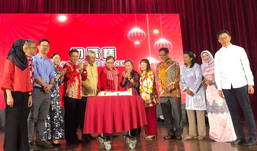 Abang Johari (seventh left) performs the cake cutting ceremony, and joined by Dr Sim (eighth left), Ting (sixth left), while (from second left) Dr Annuar, Ling, Alice, Chieng, Abdul Karim (fourth right), Robert (right) and others look on. – Photo by Betrisianini Bakit