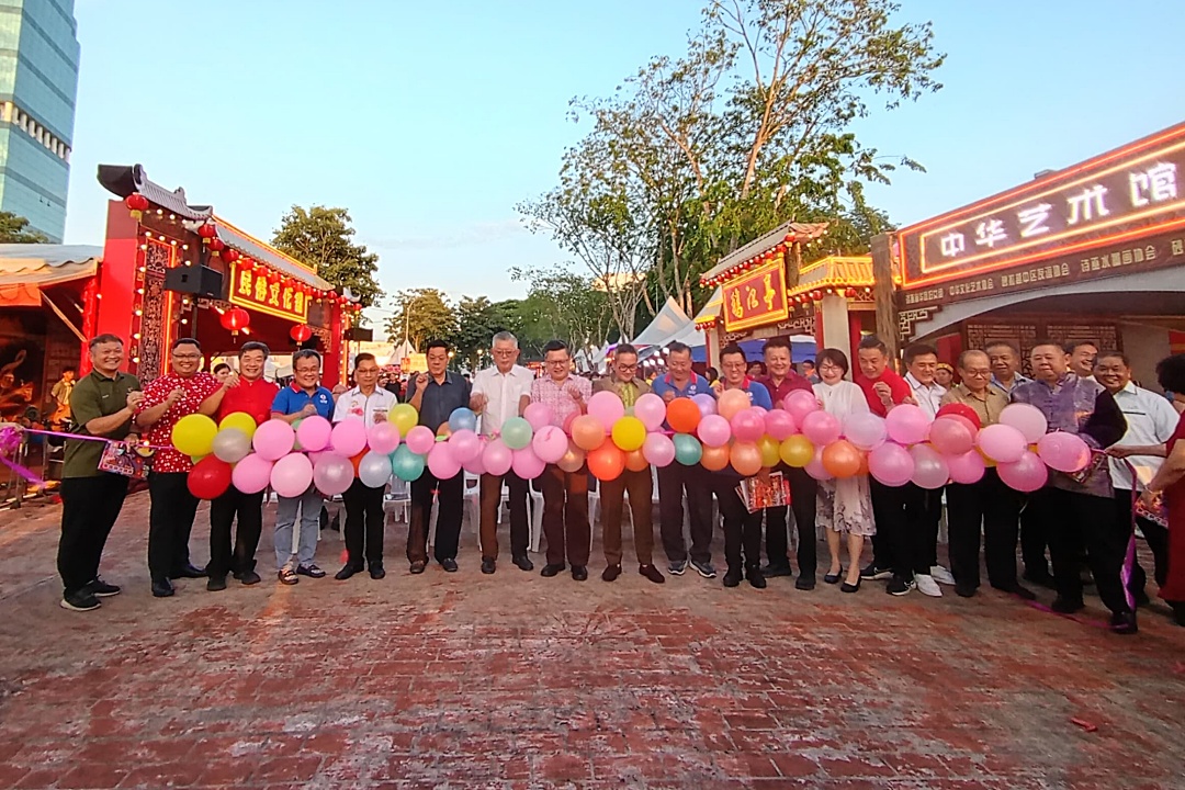 (From seventh left) Ting, Chieng, Tiang, Lau and others participating in the ribbon cutting to launch the Food Festival and Cultural Street at the BCF on Friday.