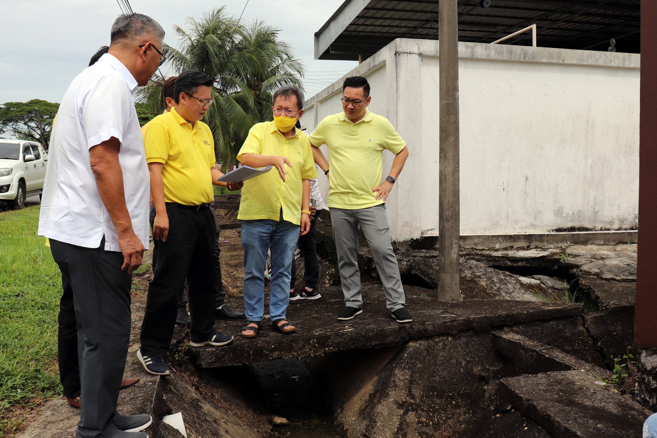 Dr Sim (second right) highlights a point during the inspection on a drain at Jalan Perpati. With him are (front, from left) Ting, Chieng and Tiang.