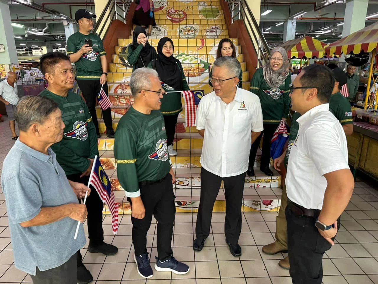 Ting (2nd right) welcomes the convoy led by Helmy (2nd left). (Photo credit: Mohammed Abdullah Izkandar Roseley facebook)