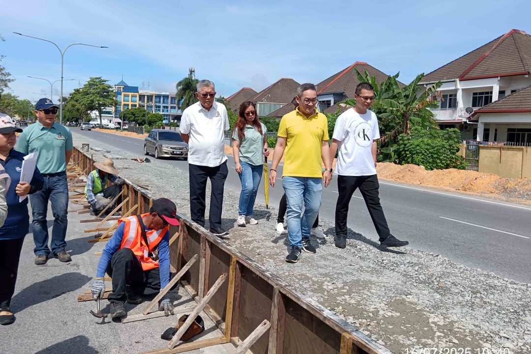 Tiang (second right), accompanied by other officials, inspects the ongoing road improvement project at the intersection.