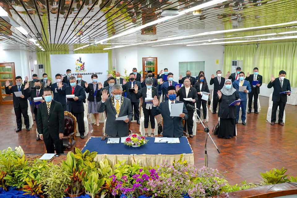 SMC chairman Clarence Ting (front centre) leads councillors in taking their oath of office last year. — Photo from Facebook/Sibu Municipal Council Chairman