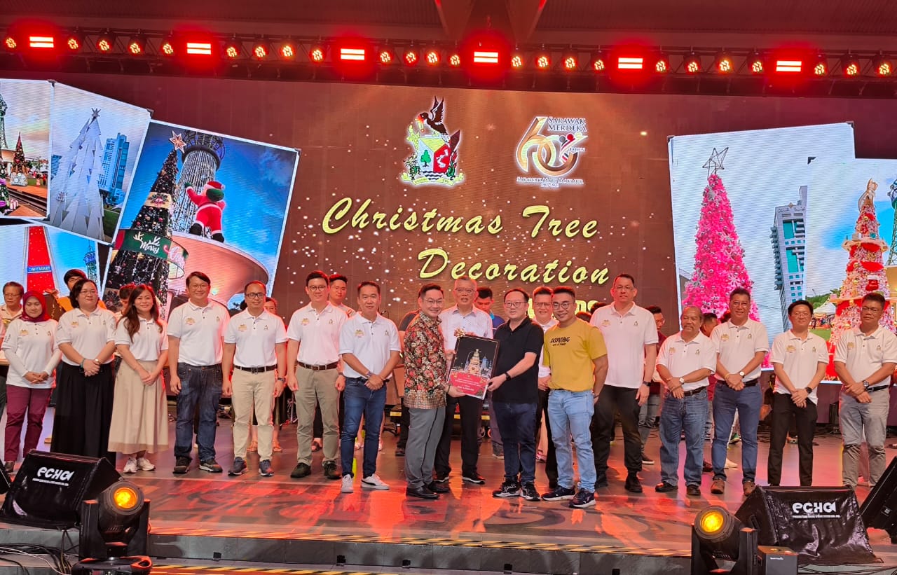Tiang presents the prize to Lau, from Daesco Sdn Bhd, while Ting (centre), Wee (on Tiang’s right) and others look on. – Photo by Peter Boon.