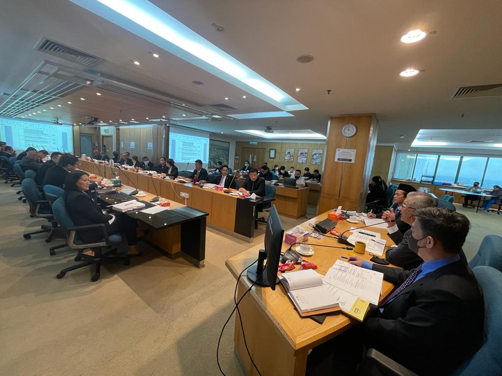 Ting (second left) chairs the SMC full council meeting.