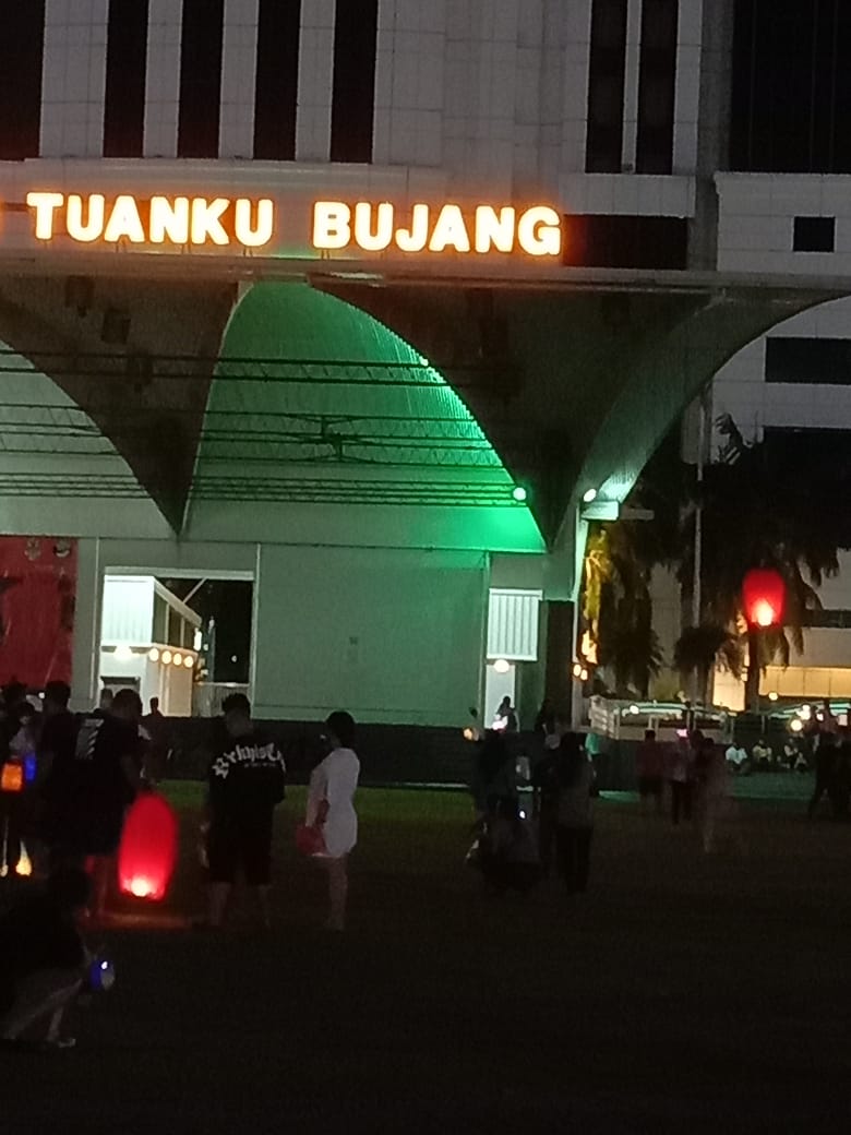 Some members of the public releasing the sky lanterns at Dataran Tun Tuanku Bujang Phase 1.