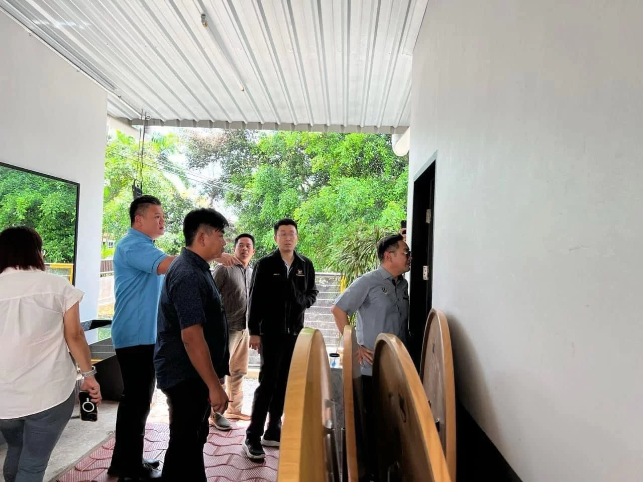 Tiang (right) during the inspection at Taman Muhibbah Food Court recently.