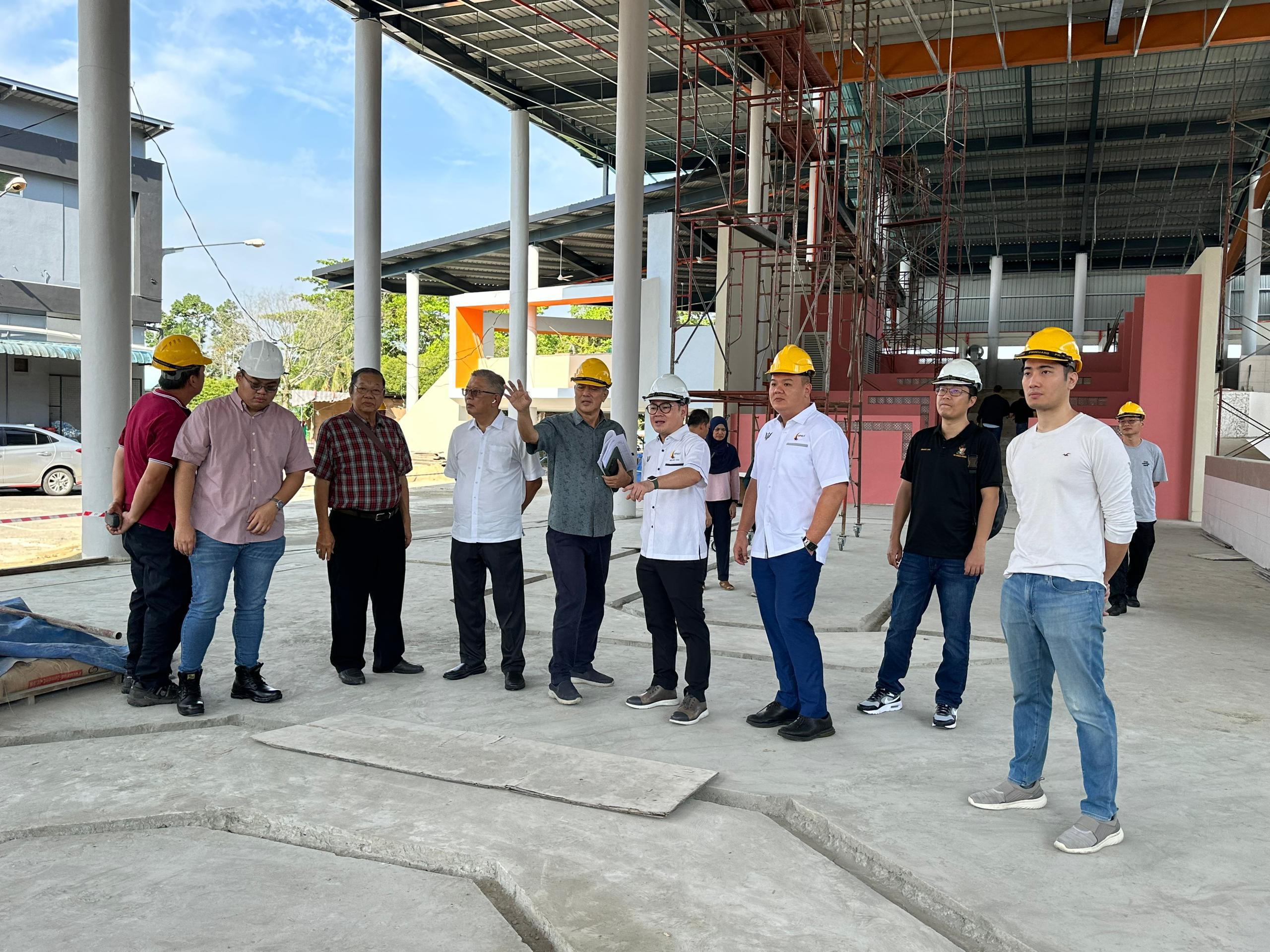Tiang (fourth right) is briefed on the progress of market’s construction. At fourth left is SMC chairman Clarence Ting.