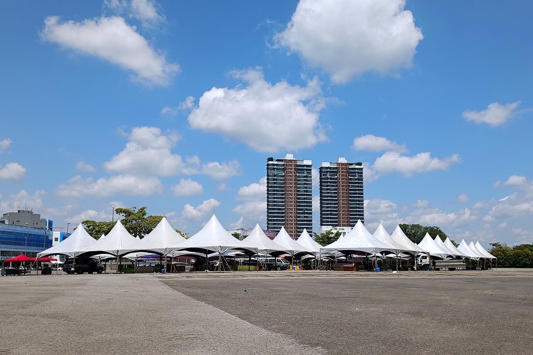 Ramadan bazaar stalls at Dataran Tun Tuanku Bujang Phase 2 ready for tomorrow. – Photo by Peter Boon