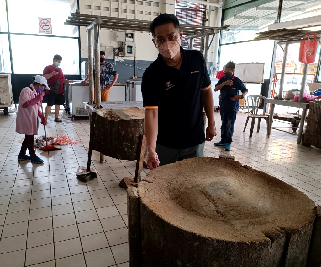 Tiang explains for safety measures, wooden chopping boards have at least one inch ground off the top, bottom and sides. – Photo by Peter Boon