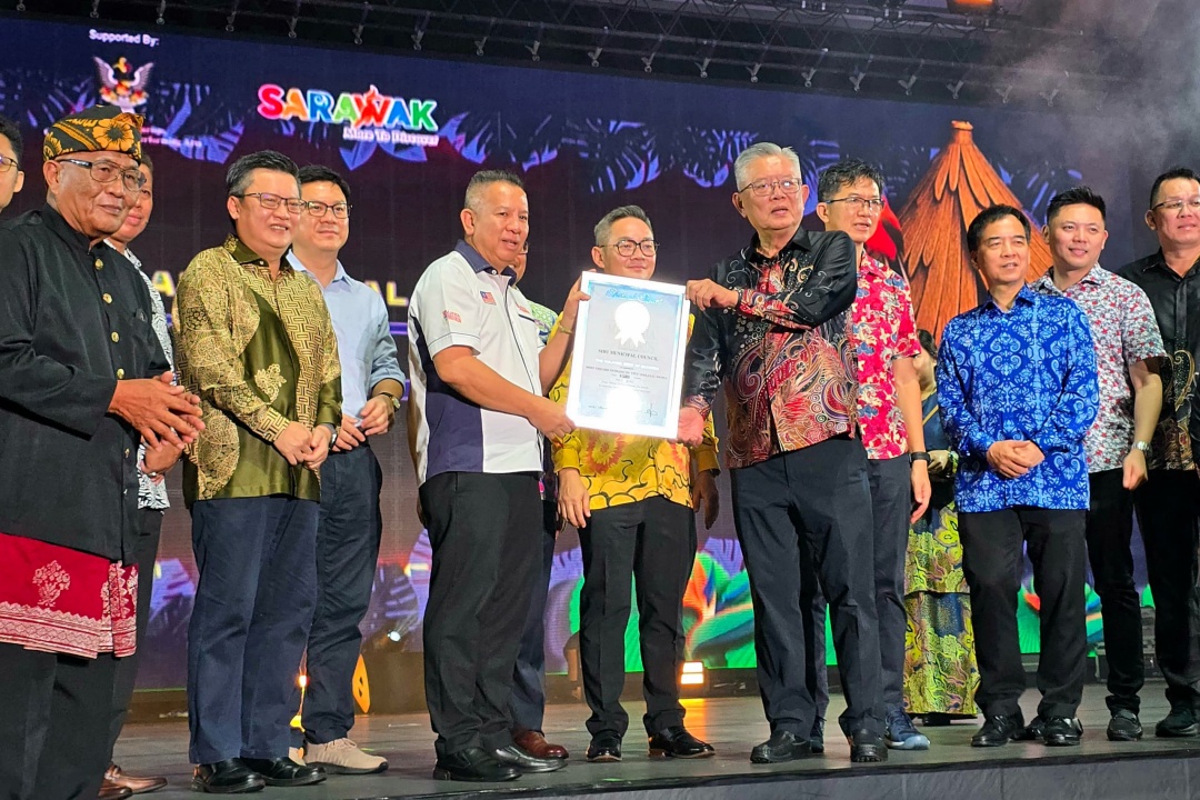 Yeoh (fifth left) hands over the MBOR certificate to Ting, witnessed by Tiang (sixth left), while Kampung Nangka Melanau Welfare Association chairman Councillor, Abang Carrol Abang Dris, who is also the itut organising chairman (right), Chieng (third left), Ling (fourth left), (from second right) Joshua, Hii, Lau and others look on. – Photo by Peter Boon