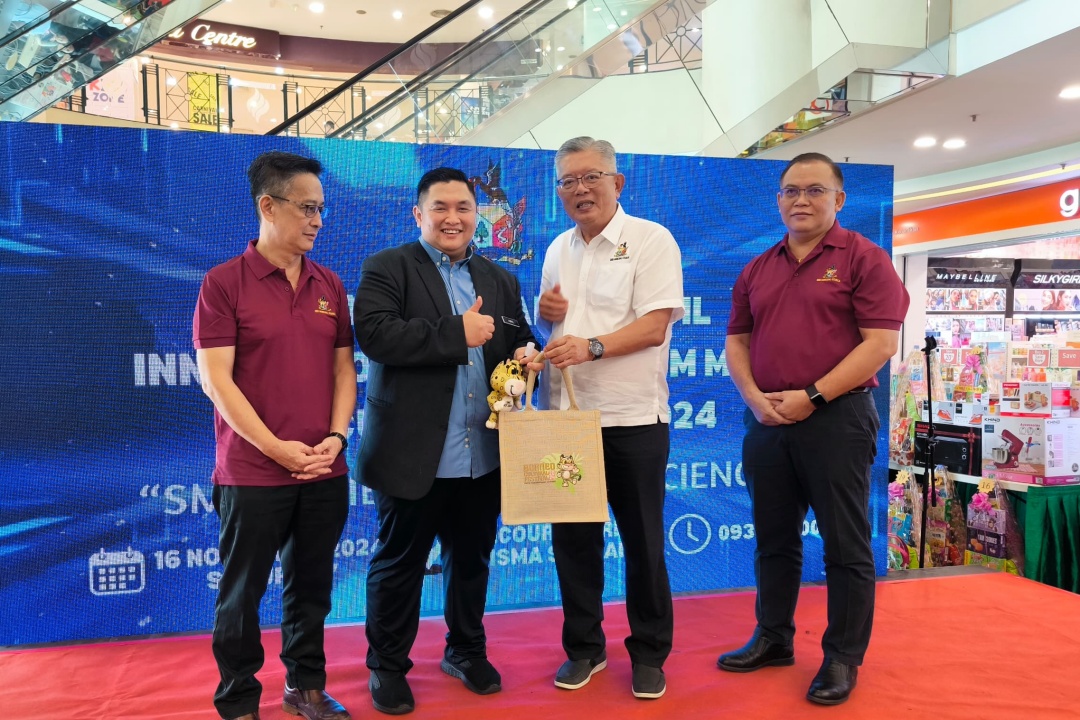 Ting (second right) presents a token of appreciation to Azrol afgter the event, while others look on. – Photo by Peter Boon