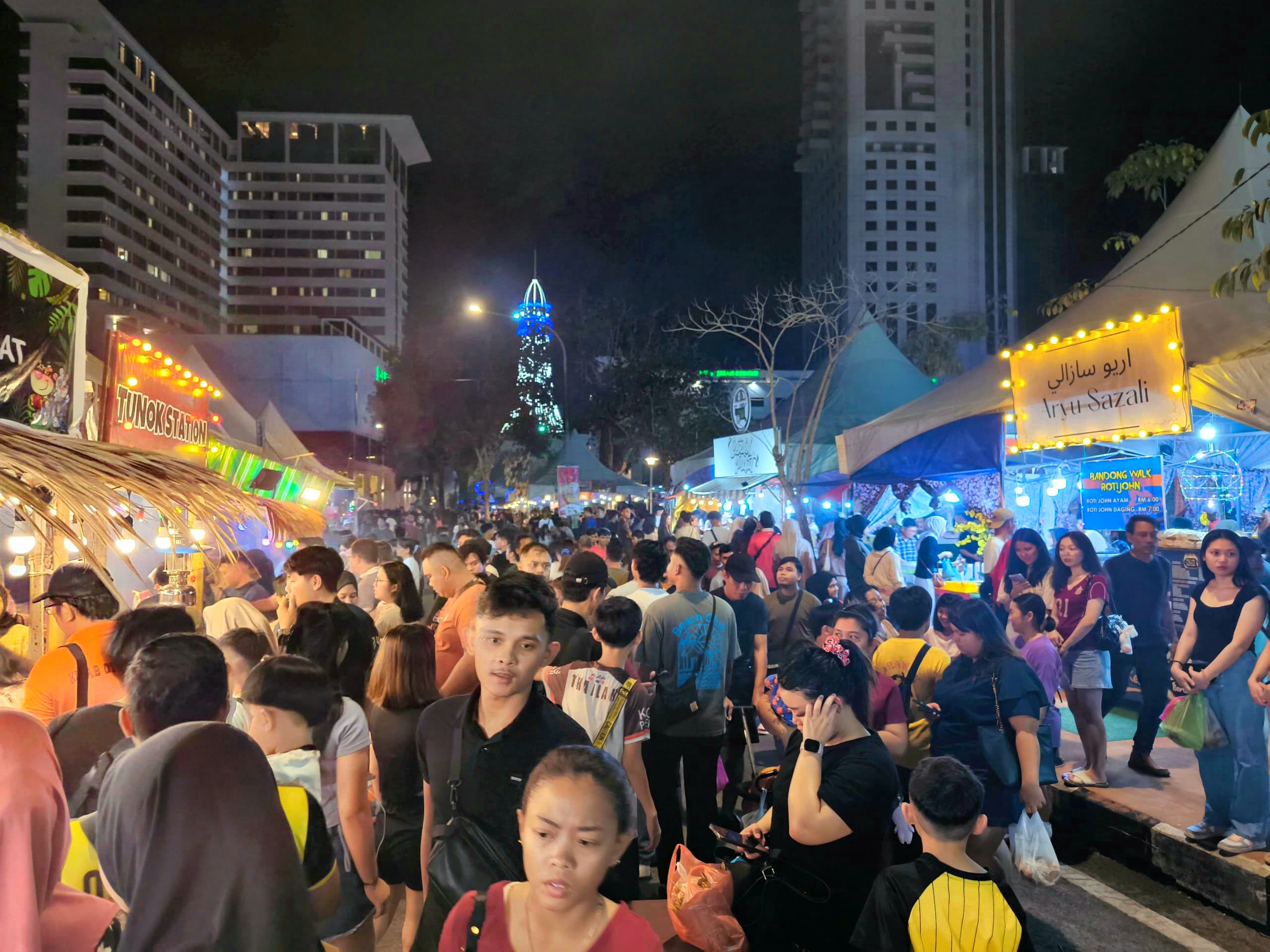 Photo shows the huge crowd that thronged the Borneo Cultural Festival. — Photo by Peter Boon