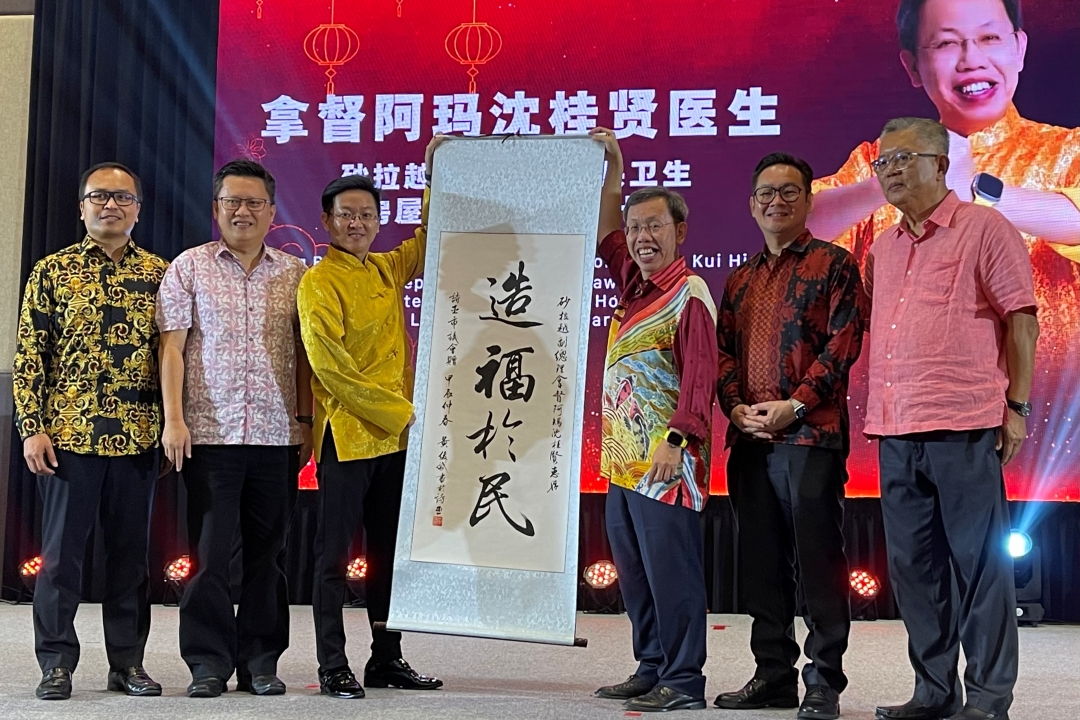 Dr Sim (third right) receives a memento from Kiing, as (from left) Izkandar, Chieng, Tiang and Ting look on.