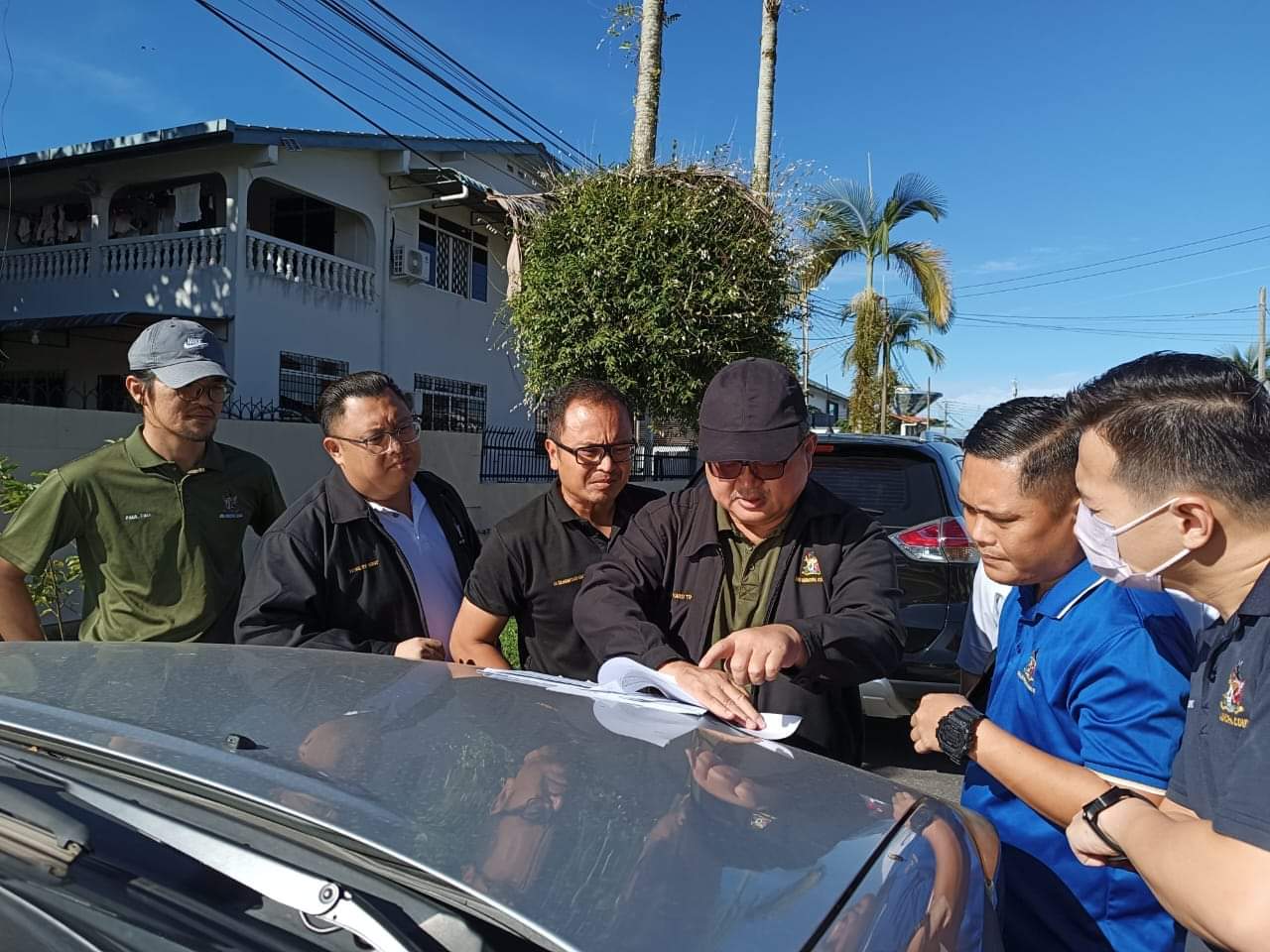 SMC Public Health standing committee chairman Cr Richard Ting (third right) with his team and Iskandar (fourth right) during an inspection. – Photo via Facebook/ Mohammed Abdullah Izkandar Roseley