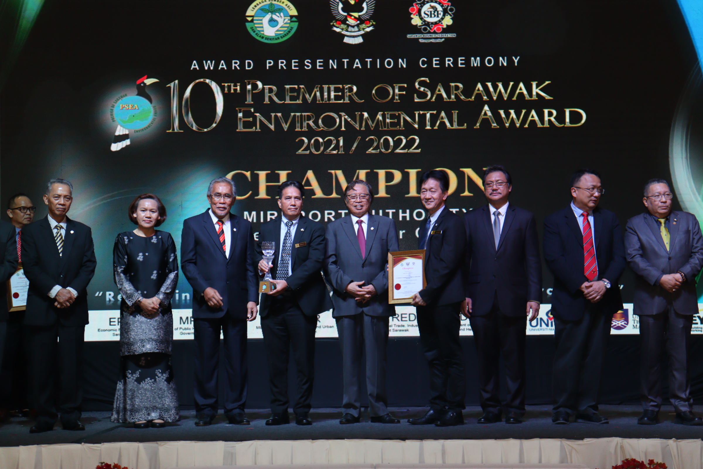 Abang Johari (fifth right) presents the award to Miri Port Authority. – Ukas photo