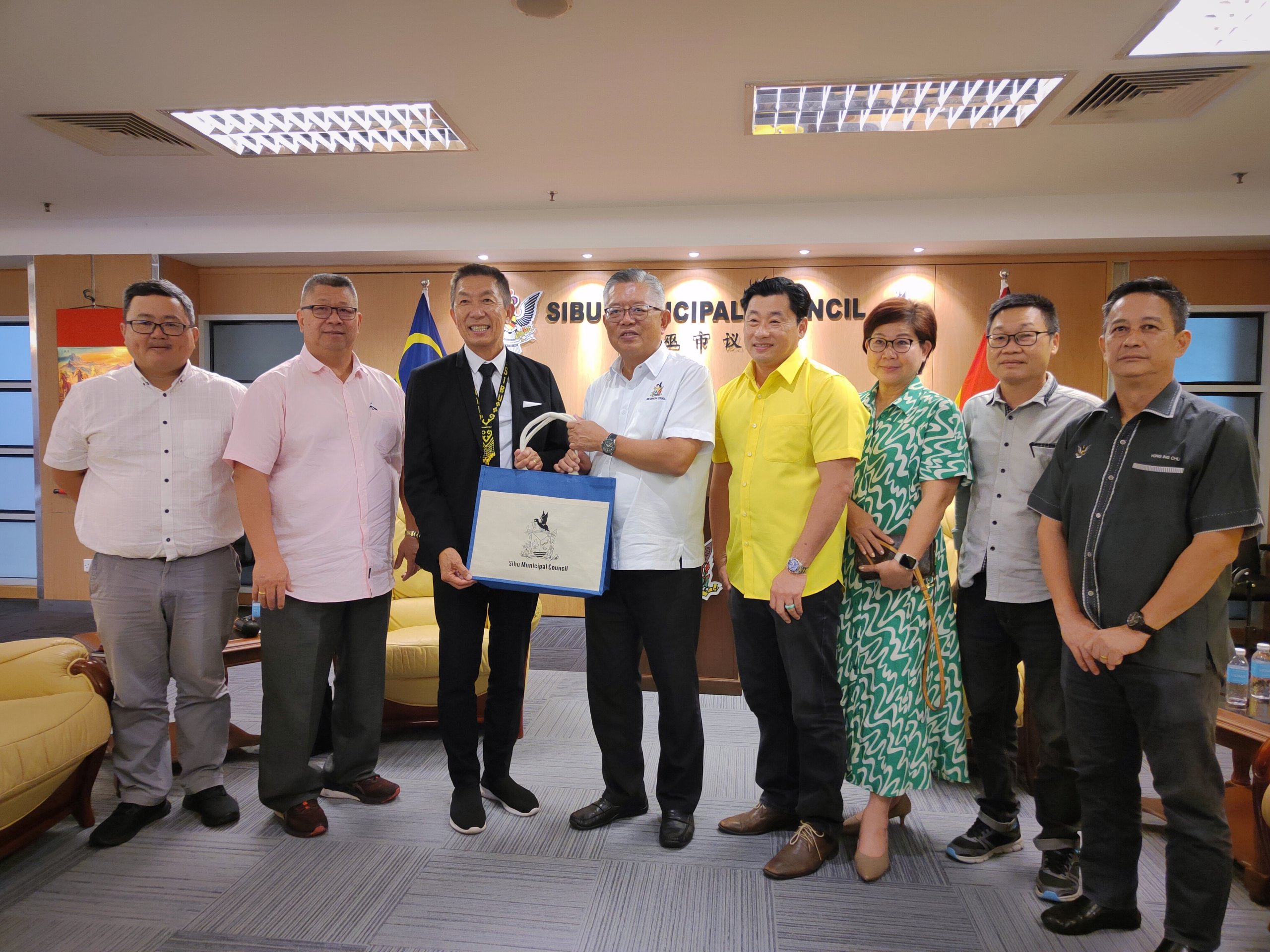 Wong (third left) receives a token of appreciation from Ting (fifth right) as others look on. – Photo by Peter Boon