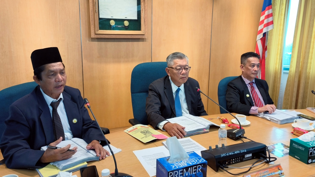 SMC chairman Clarence Ting (centre) chairing the full council meeting yesterday.