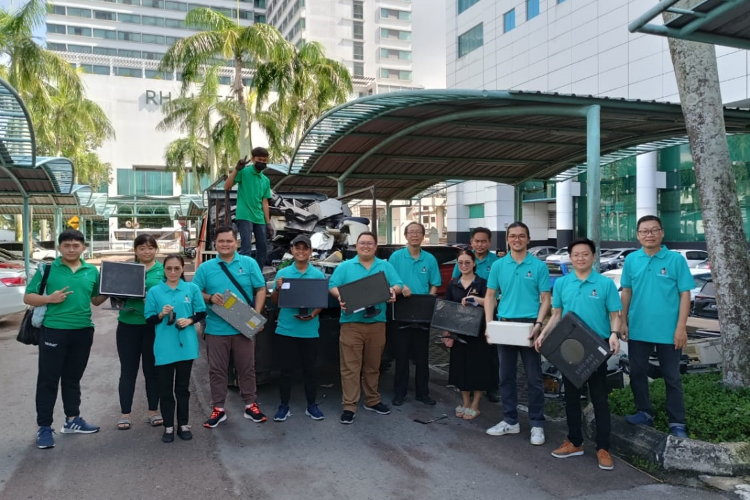 Yiing (sixth left) and others pose for a photocall during the e-waste collection drive.