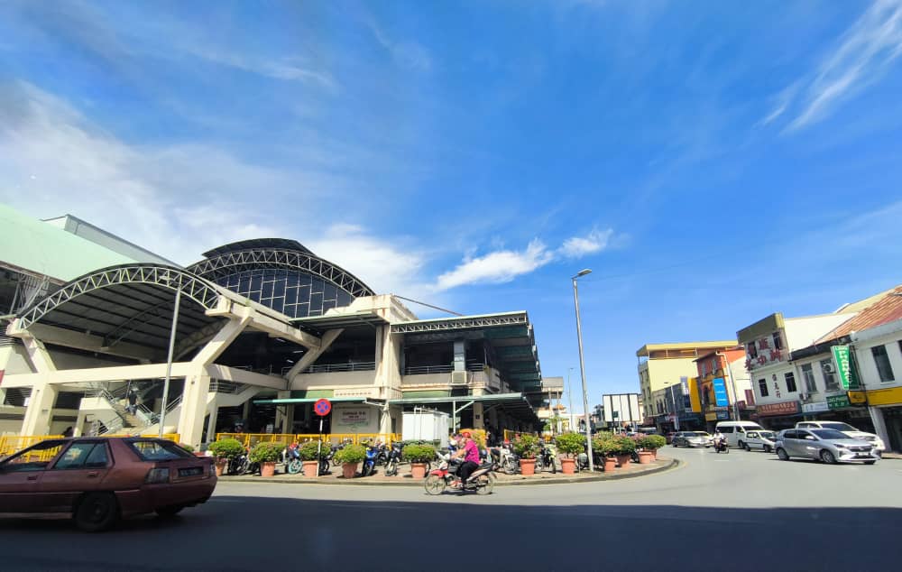 A number of food and drink stalls at Sibu Central Market are not operating due to water supply interruption. – Photo by Peter Boon.